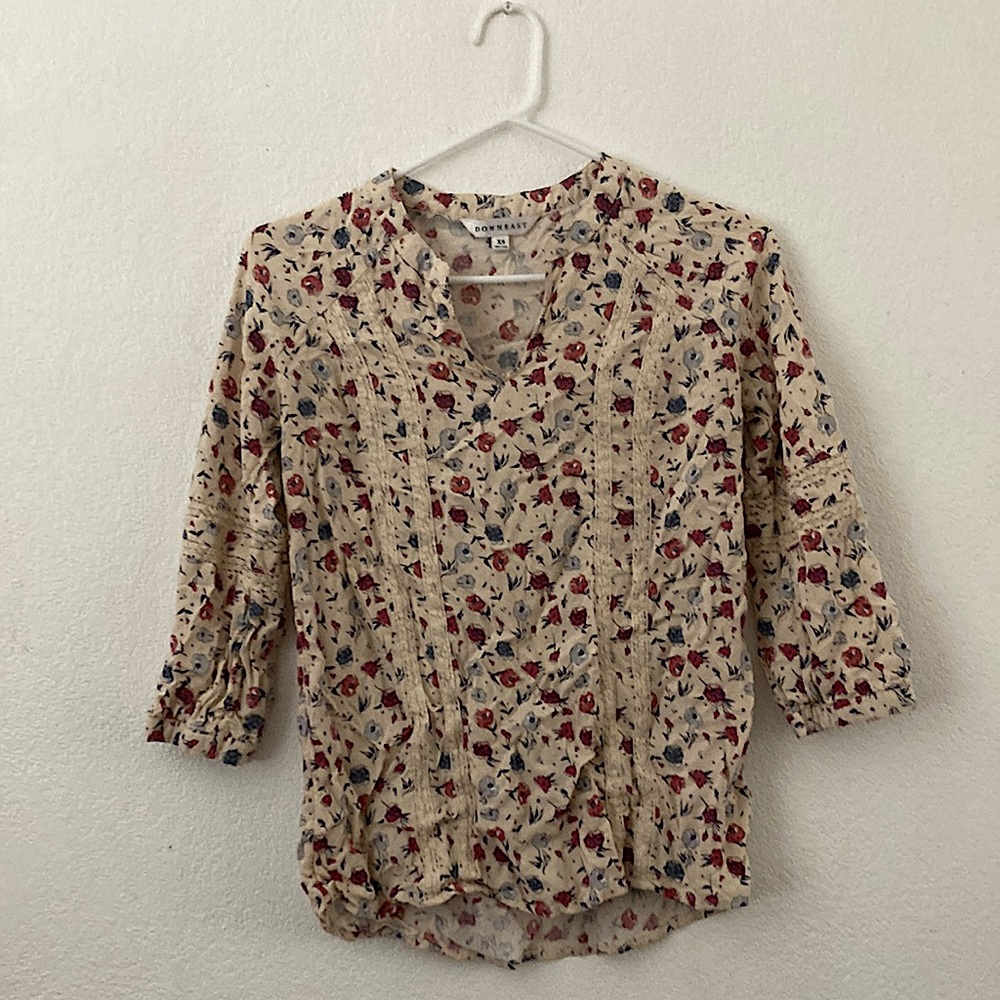 Blouse with flowers.